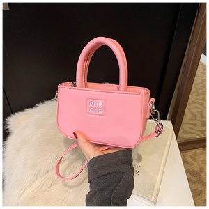 Détails du mini sac carré rose avec logo gaufré et boucles métalliques argentées