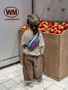Sac de poitrine coloré pour enfants en nylon montré de dos dans un cadre de vie