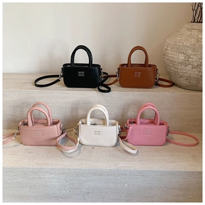 Gros plan des mini sacs carrés pour enfants en plusieurs couleurs pastel