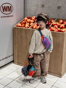 Vue détaillée du sac de poitrine pour enfants avec sangle réglable et plusieurs poches
