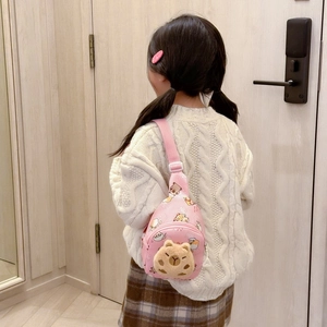 Rosa Capybara Brusttasche für Kinder mit verstellbarem Riemen und 3D-Plüschtier-Detail