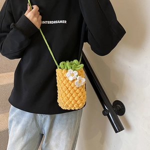Sac bandoulière ananas crocheté à la main avec maille jaune et détails feuilles vertes