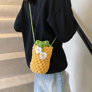 Sac bandoulière ananas crocheté à la main avec texture tricotée jaune et détail feuille