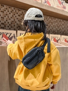 Détails du sac de poitrine pour enfants en nylon gris foncé avec bandoulière réglable et zip