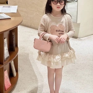 Ensemble robe beige pour fille avec imprimé cœur et gilet en maille au style élégant
