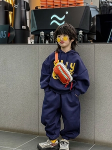 Détail d'un ensemble de sport en polaire de coton bleu marine de qualité pour enfants