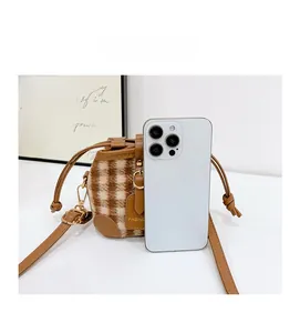 Größenvergleich der Mini-Plüsch-Beuteltasche mit einem Smartphone zur Referenz