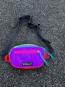 Vue détaillée du sac banane multicolore en nylon pour enfants avec sangle réglable