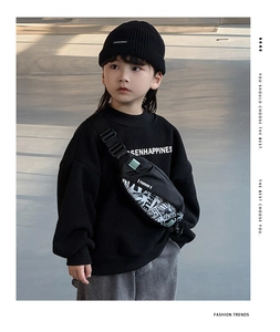Détail d'un sac de poitrine graffiti pour enfants avec étiquette Fashion et bonnet