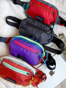 Détail de quatre sacs bandoulière en nylon pour enfants aux combinaisons de couleurs variées