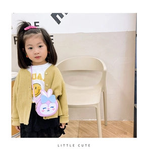 Gros plan d'une fillette portant un mini sac à bandoulière violet en forme de lapin