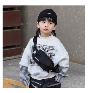 Vue de rue sac de poitrine enfant en nylon noir avec logo fashion blanc