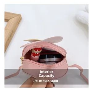 Capacité intérieure du mini sac à bandoulière en similicuir rose pour enfants avec maquillage