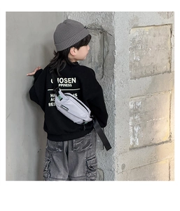 Vue street style d'un enfant portant un sac de poitrine gris clair avec bandoulière nylon