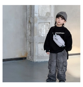Vue détaillée de la sacoche pour enfants avec étiquette mode et textures de fermeture
