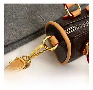 Détails des finitions dorées et bords rouges sur le mini sac polochon chic