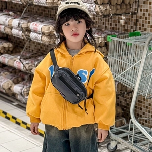 Sac de poitrine tendance en nylon gris foncé pour enfants avec bandoulière réglable