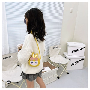 Vue détaillée du sac lapin jaune avec nœud et broderie mignonne pour petites filles