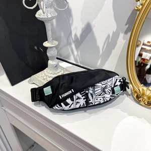 Détail d'un sac de poitrine enfant à imprimé BD avec boucle en plastique ajustable