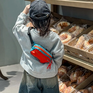 Sac de poitrine tendance pour enfants en nylon orange et bleu avec sangle noire