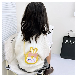 Bambin portant un sac bandoulière lapin jaune avec nœud rose et broderie fine