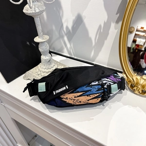 Détail du sac de poitrine noir pour enfants avec imprimé éclair coloré et logo fashion