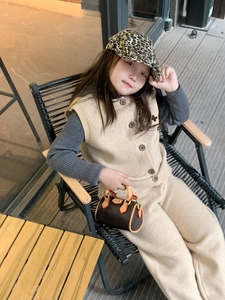 Dettaglio del gilet in maglia per bambina con cappello leopardato e mini borsa