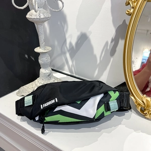 Détail du sac de poitrine imperméable pour enfants avec motif éclair et logo FASHION