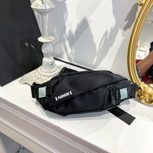 Détail du sac de poitrine en nylon imperméable avec étiquette et sangle ajustable