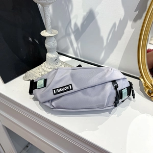 Détail de l'étiquette fashion et cordon sur le sac de poitrine gris clair pour enfants