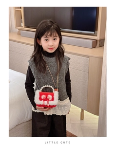 Détail du sac rouge en peluche pour filles avec poignée en perles et pompons festifs