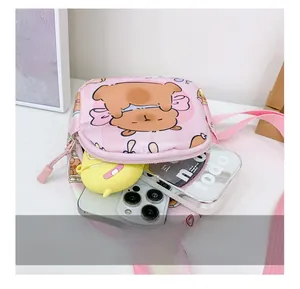 Sac de poitrine rose motif ours montrant la capacité intérieure avec un téléphone