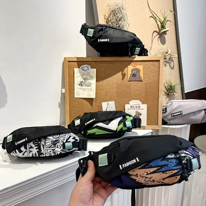 Détail de sacs banane tendance pour enfants avec imprimé mode et texture en nylon