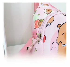 Détail du zip rose et de la texture du tissu sur le sac mignon pour enfants