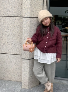 Mini borsa a cilindro rosa con ciondolo a orsetto in un set autunnale per bambini