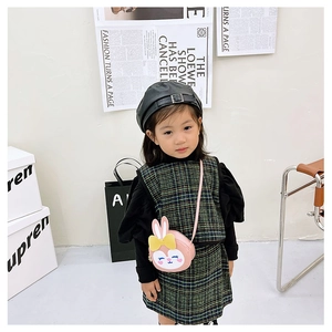 Tenue de petite fille avec sac à bandoulière lapin en peluche rose et détail de nœud chic