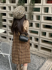Dettaglio mini borsa Boston nera con trama a litchi e cerniere dorate per bambina