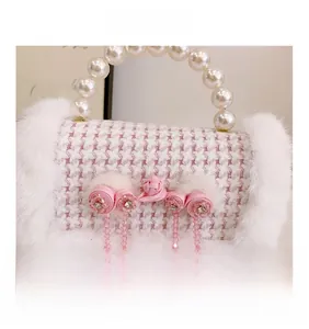 Détails du sac enfant à carreaux roses avec poignée perle et bordure en fausse fourrure