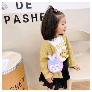 Détail du sac bandoulière lapin rose avec nœud bleu et fine sangle pour enfants