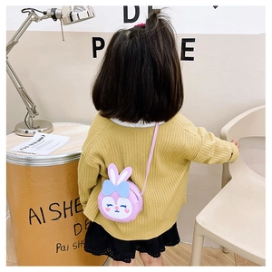 Vue détaillée du sac à bandoulière lapin StellaLou violet porté par un jeune enfant