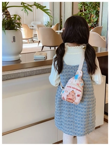 Vue de dos d'un enfant portant le sac bandoulière rose à carreaux motif capybara