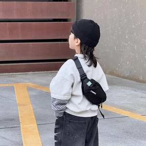 Sac de poitrine noir pour enfants avec sangle réglable et étiquette de mode blanche