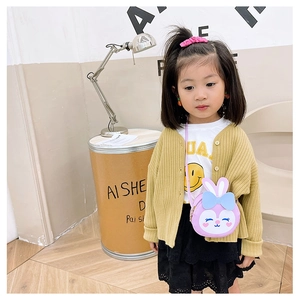 Fillette portant un joli sac bandoulière lapin violet avec nœud et bandoulière