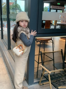 Dettaglio della mini borsa a bauletto con bordi rossi e finiture in metallo dorato