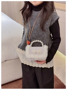 Détail du sac enfant en tweed lilas avec bordure en fourrure et poignée en perles