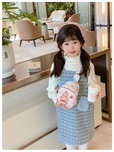 Détail du sac bandoulière enfant à carreaux roses avec un imprimé dessin animé Capybara
