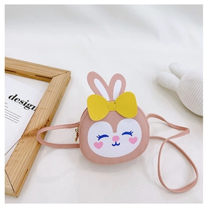 Détail du mini sac lapin rose pour enfant avec nœud jaune et fermeture éclair en métal