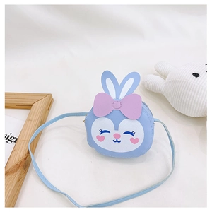 Détail du sac bandoulière lapin bleu clair avec nœud rose et longues oreilles en cuir PU