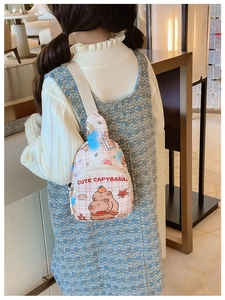 Détail du sac de poitrine rose à carreaux pour enfants avec imprimé capybara et sangle blanche