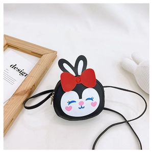 Détail d'un sac lapin mignon pour enfant avec nœud rouge et fermeture éclair